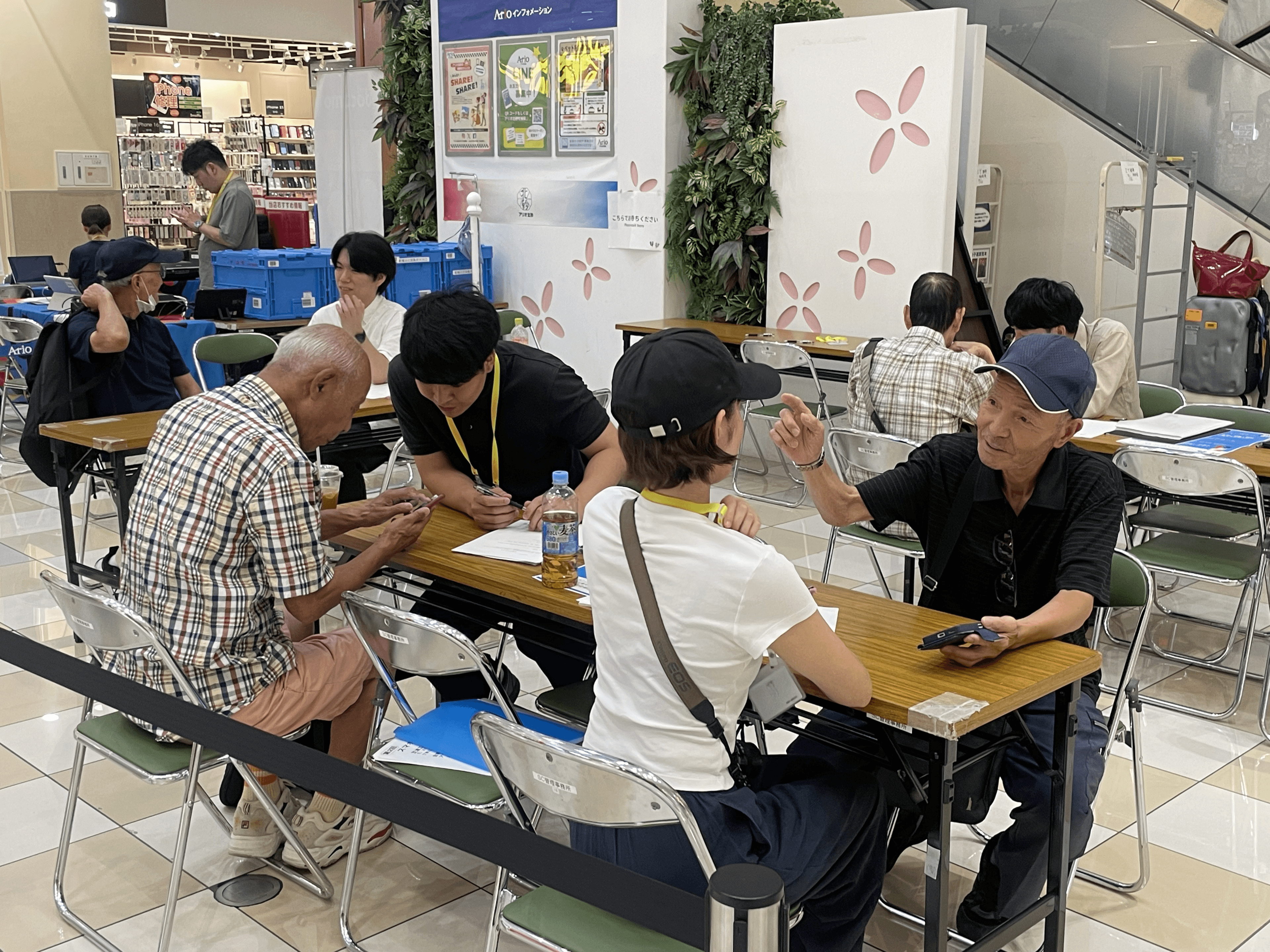 学生スタッフが受付で参加者を迎えている様子